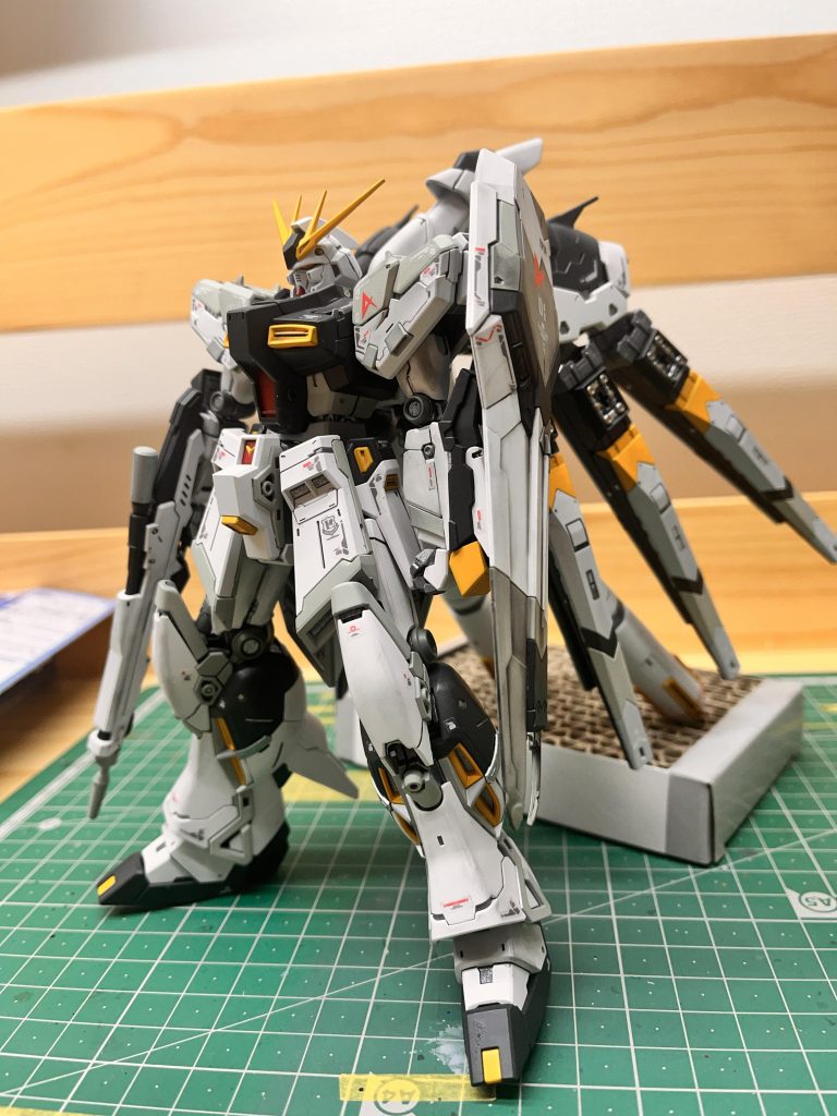 どうもHi-νガンダムの配色が好きじゃなくてνガンダムカラーに変更しました。素組みせず塗装から行ったので説明書とにらめっこしながらイメージは大変でした。