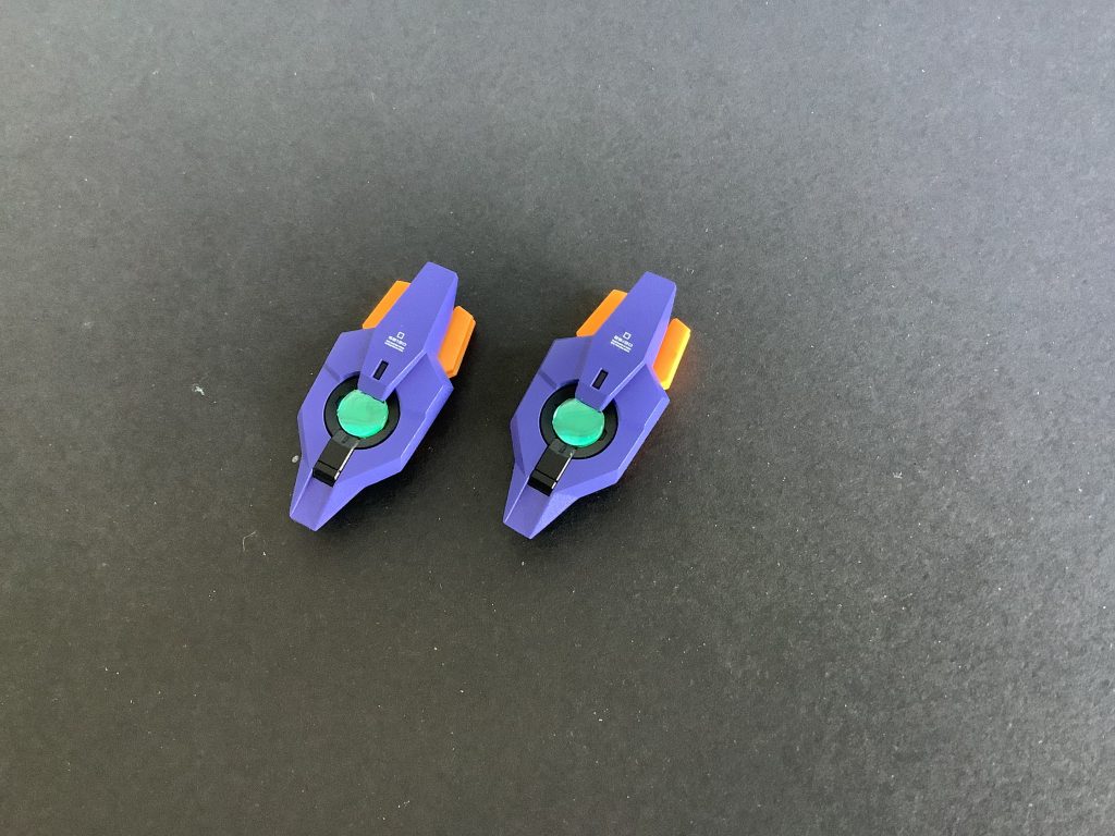 アークブレイザーにはダイソーのメタリック折り紙を使って光が当たった時にキラッと見えるようにしています。(ブラックライトは使っていません)腕の間接パーツにも同じ工作をしました。