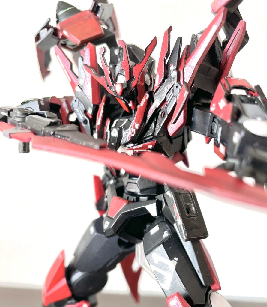 GNバンデットエッジGNソードIIを改修した武器、元のソードよりも軽く、赤熱化させることで高い切断力を誇る。