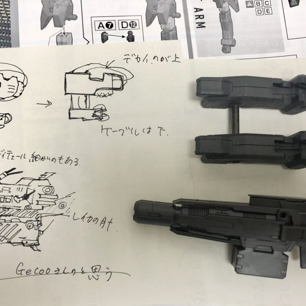 前までルブリスの腕2本が仮付いてたので、付属キャノンを真っ二つにして、Zガン製作中です。下書きした結果、簡単な方に寄せます😅発射口はギャプラン・フライルー余剰ロケットバーニアです🚀（3枚目）