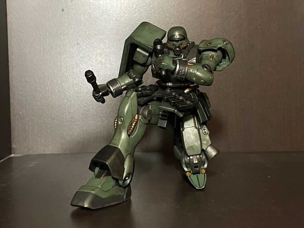 ザクの系統にしてはスタイル抜群のフォルム、武装ラックのディテールも隙がない良キット。やられ役にしてはカッコ良すぎ！