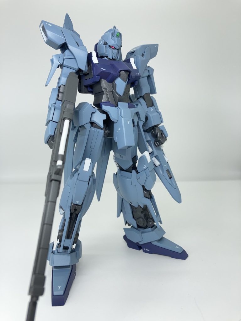 HGキットを改修するにあたって、デルタプラスのプロポーションはMGが正解と思うので、ポイントを絞って工作しました。改修ポイントは首延長、ウエスト延長と幅詰め、腰回り改修、太もも延長、靴の改修等。すらりとした体型を目指しました。