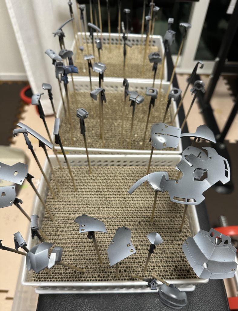 今回は下地白黒ではなくベースカラーから影とハイライトを入れました。RGはグレーと青が２色ありますが１色にしました。