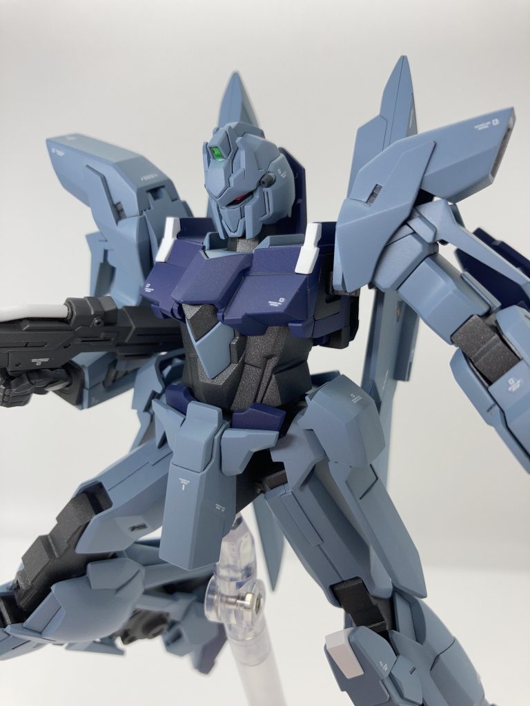 キットのゴーグル用シールは使わずにツインアイをプラ板で作っています。