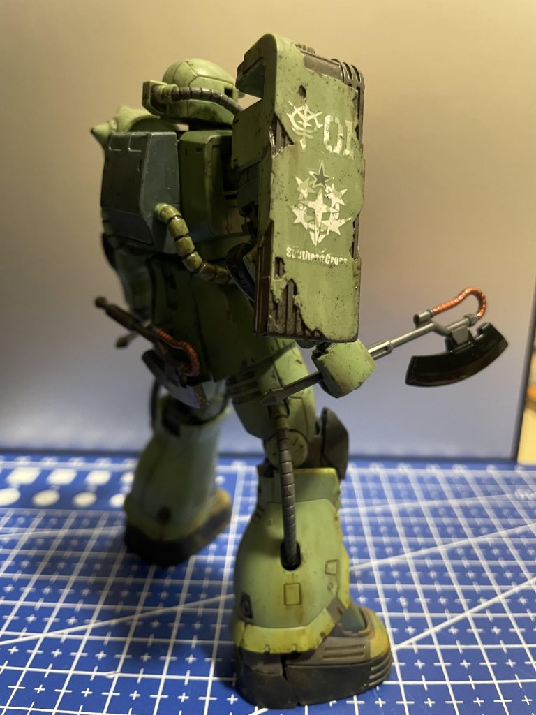 部分塗装とウェザリングの後に艶消しトップコートで仕上げました。朽ちたシールドの造形がスバラシイ‥