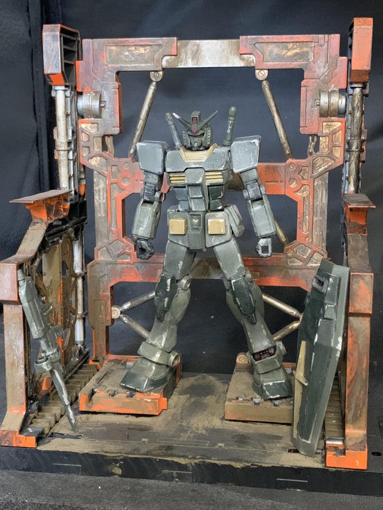 いつものシステムベースで一枚、Twitterのフォロワーさんから、武器は置いた方がそれっぽいと教えていただきましたので、ぺたりと置いてあります。なんか横に固定するのは臨戦感がないなぁとも思っておりまして、それならまた壁とか作った方がいいのかなぁと