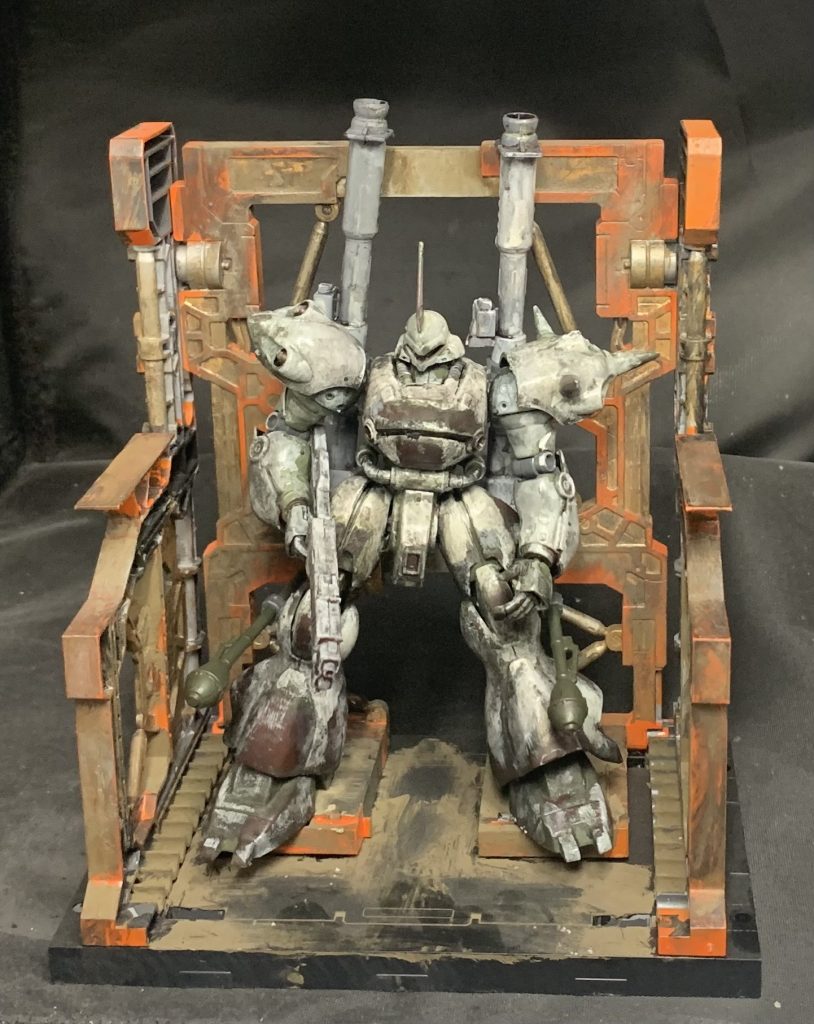 なので、こないだ作ったオレンジ色のシステムベースに立たせます。今回はチッピング液使ったのですが相変わらず使い方がわかりません、結局あれはエアブラシ専用だったのかな