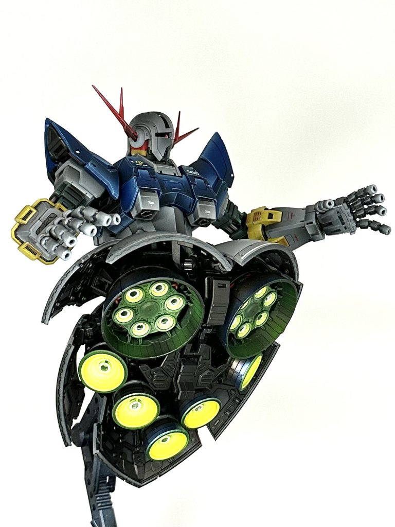 エッジにハイライトを入れて強調しています。バーニアとモノアイは蛍光アクリルガッシュで発光表現塗装しましたが少し分かりにくいですね。全体的には凄く好みの感じで塗れました。