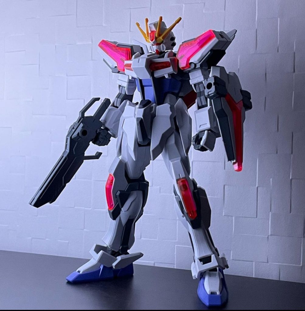 ビルドストライクなのに素トライク味の強いEGビルドストライクの特徴が顔とクリアパーツしかない気がするけどかっこいいから気にしない