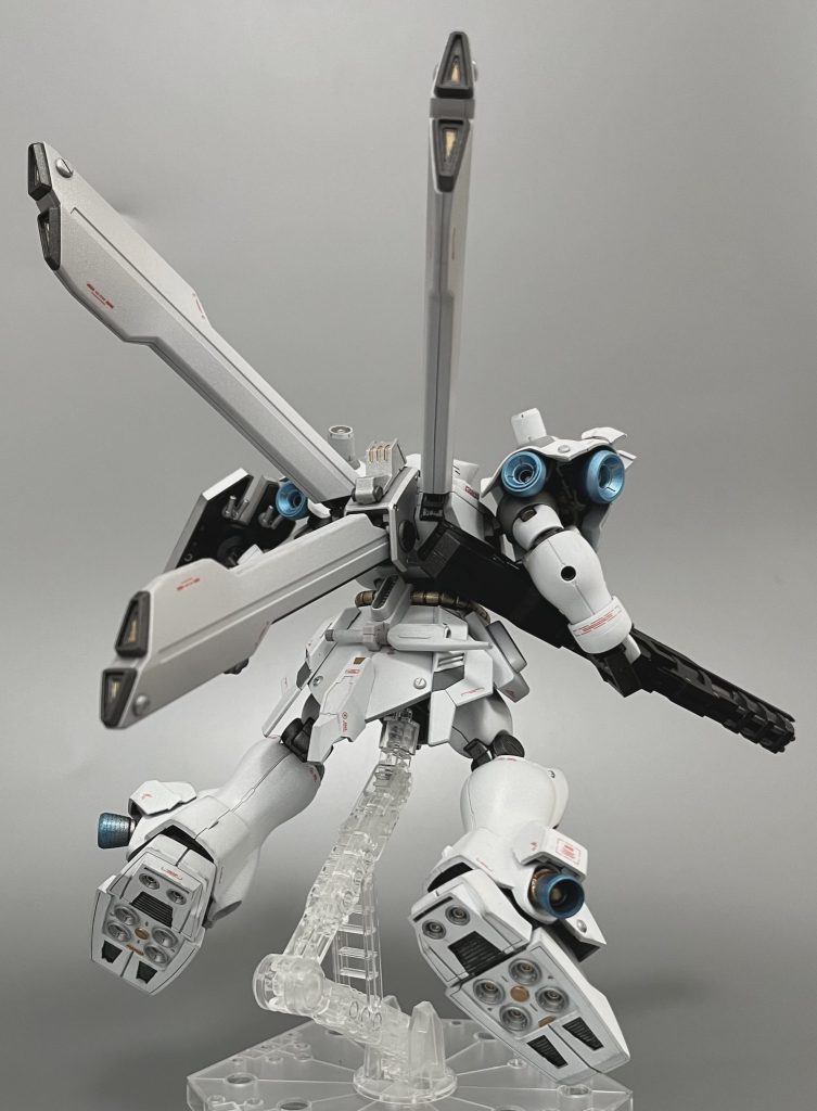 足と肩にジャンクパーツを使用しています。武器はモデリングサポートグッズ のフリースタイルバズーカです。