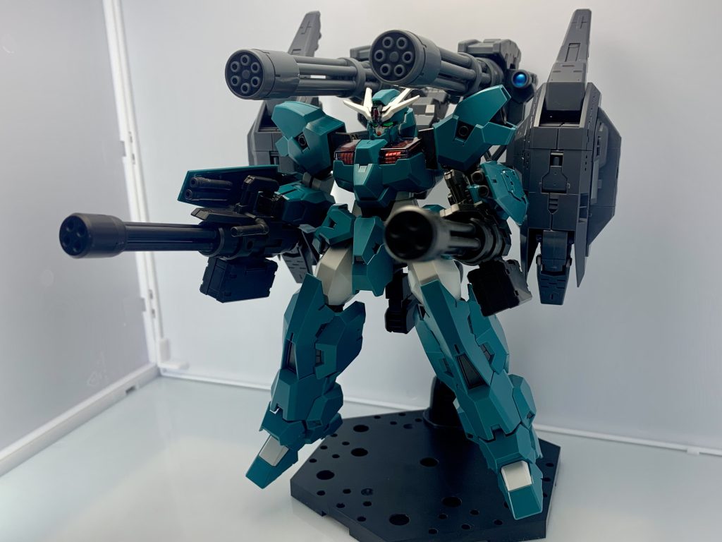一斉射撃!!!武器の形状からスタイリッシュなポージングはしにくいものの、どっしりと構えて放つガトリングの斉射はロマンが溢れてますね…!
