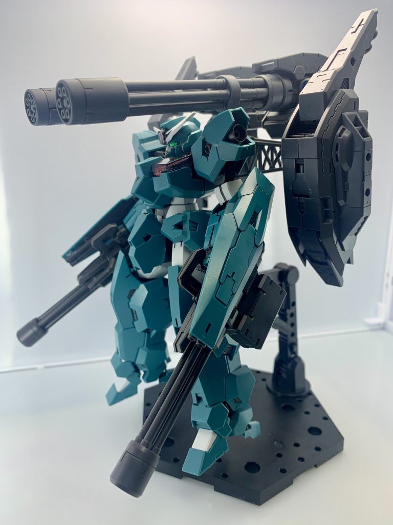 横から。デカい背負い物をしているので結構後ろが出てます。シールドは腕のハードポイントへ設置。シールドマウントのサーベルは向きをひっくり返し、シールド先端に移動させています。サーベルの位置変更については、サーベルを置きたい位置に接着剤でそのままくっつけました。