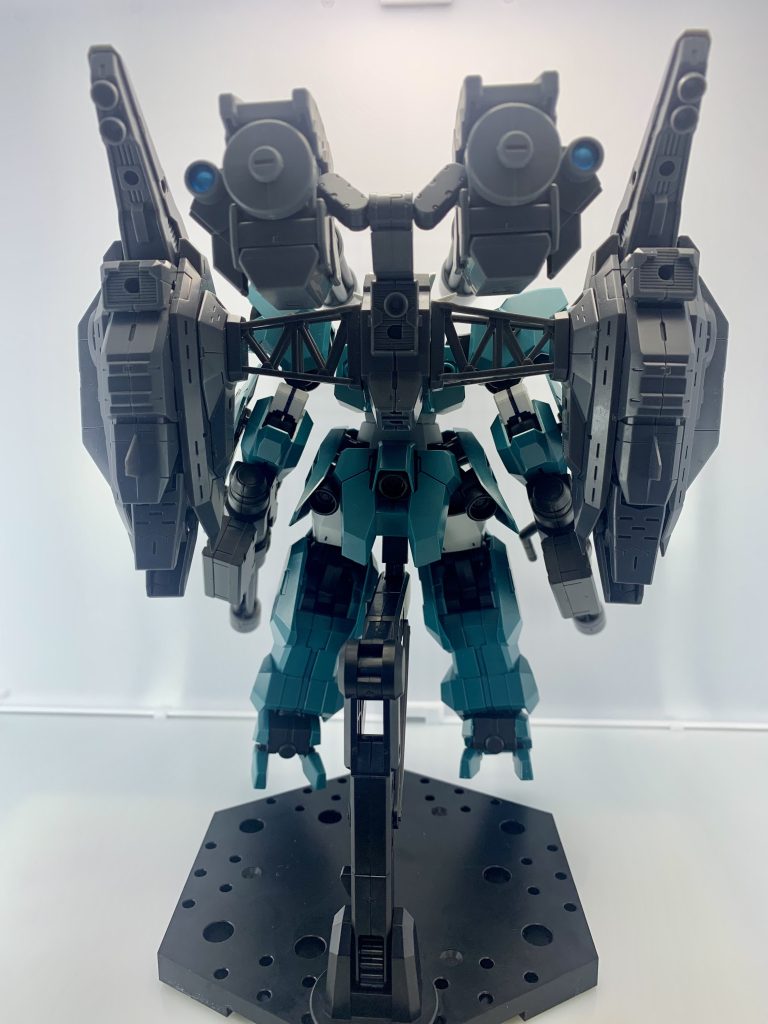 背面から。ブースターの連結点が肩幅と同じくらいで丁度いいバランスになりました。ジャイアントガトリングの台形エネルギータンクは、そのままだとガトリング下部に収まらなかったので、両端をデザインナイフで削り、ヤスリをかけて形を整えました。