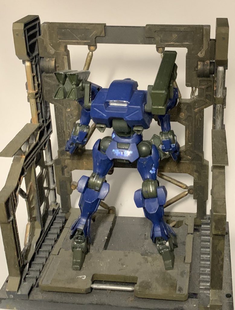 後ろはあまり迷彩をしない、戦車とかではこういう仕様多いらしいけれど、これどちらかというと戦闘機？