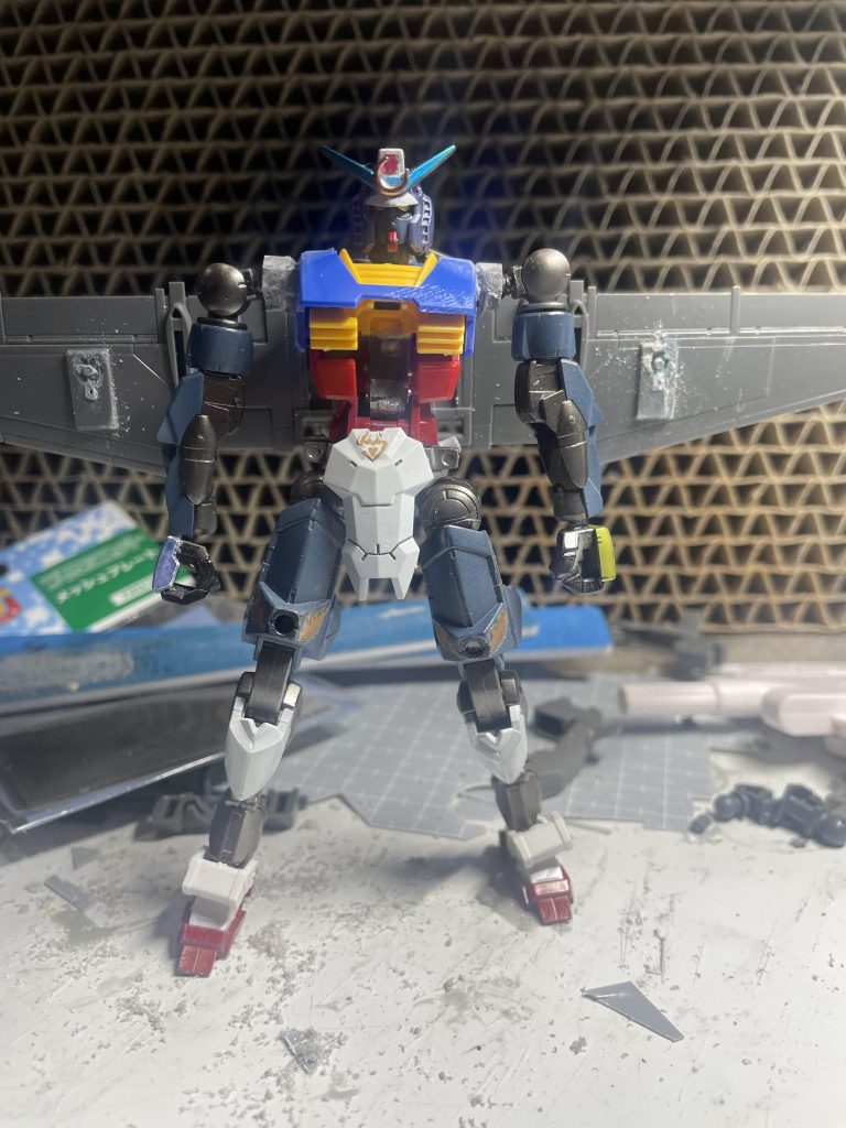 GR3は以前作成した月光くんの下半身とEGガンダムの胸とジャンク品で購入したよくわからない翼のパーツで構成されています。EGガンダムの余剰パーツは腐るほどあるので役に立ちます。元旦早々、世の中は大変な事になっていますが被災された方々が一刻も早く元の生活を取り戻せますようにお祈りいたします。みなさまも良きガンプラライフを楽しんで下さい。