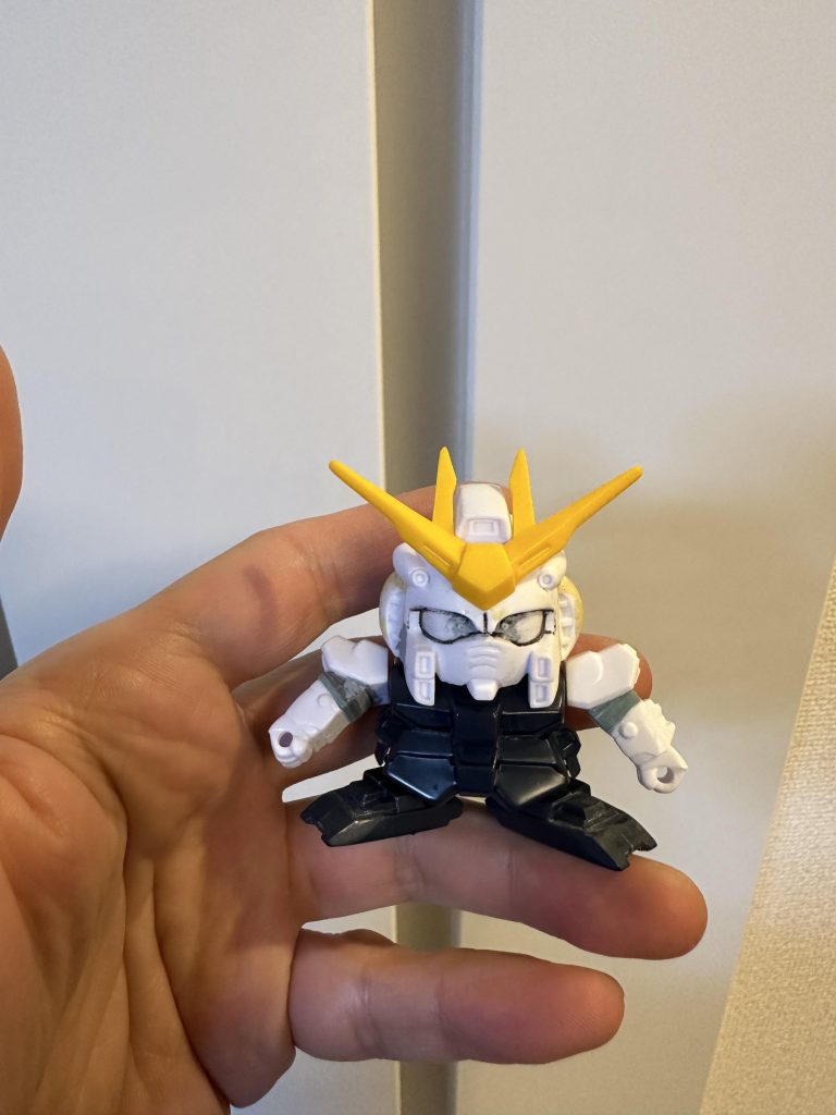 手を横に開くようにプラ板を詰めています。