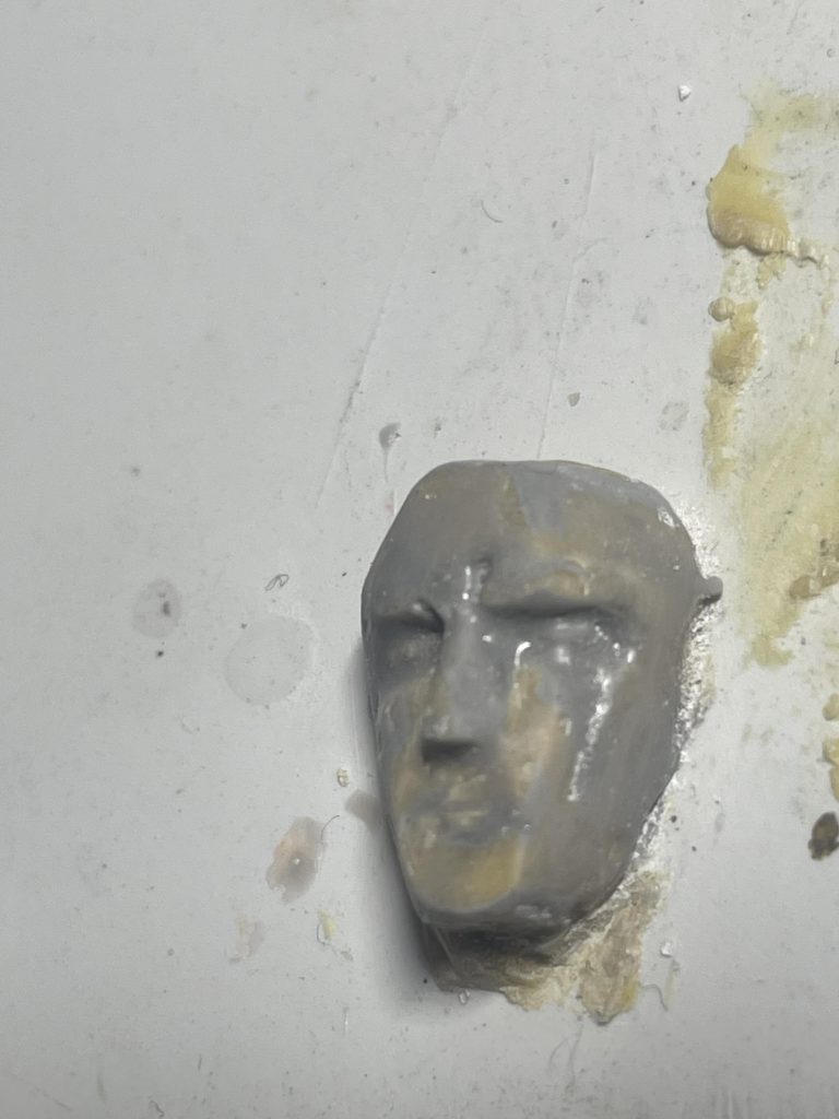 顔面はパテを加工しました。何度か作成して1番マトモそうな顔を採用しましたが、実写版ジャイアントロボの優しくて精悍な顔にはならず採点としては50点くらいの出来栄えでになりました。