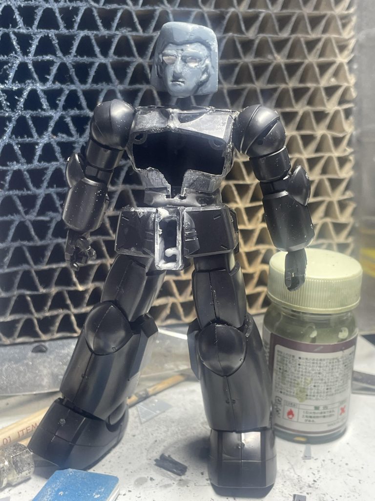 このまま頭を乗せると寸詰まりの体型となりますので腰を延長し頭身を少しだけ伸ばしてみました。