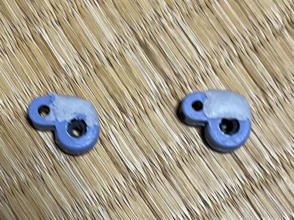 膝パーツはネットの作例を参考にし、作成しました。一体化されている膝を1度ノコギリでぶった切って、欠けている部分をパテで固めることででっち上げております。(画像だけだと伝わりづらいかもしれません…伝わっていなかったらすみません)