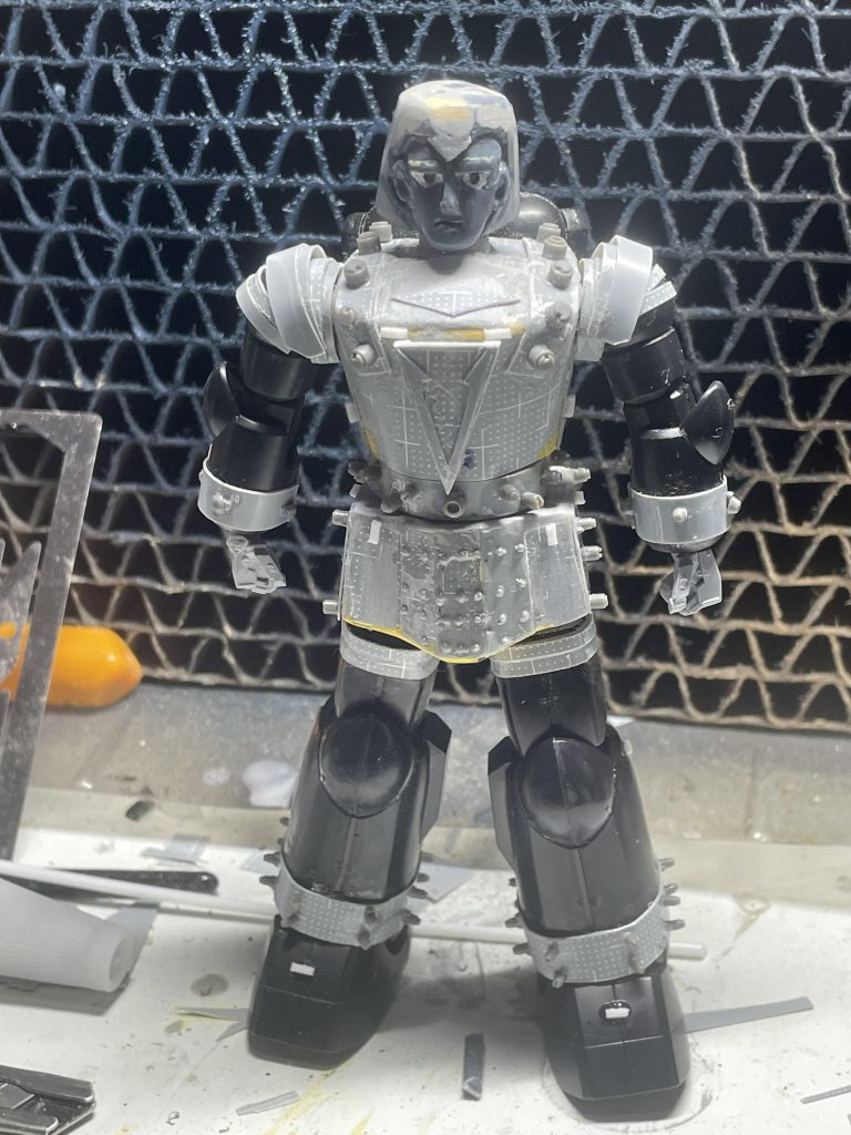 漫画版と実写版を比較しながらなんとなくジャイアントロボに見られる位には仕上がったので塗装を開始。
