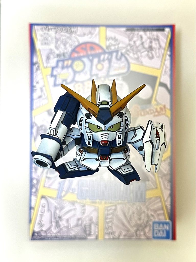 本当の箱絵をバックに。