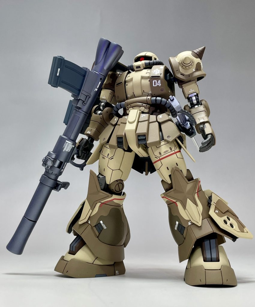 迷彩カラーは例によってすべて塗装で仕上げました。バズーカやダガーナイフのメタリックのパープルグレーの色を出すのにちょっと工夫がいりました。