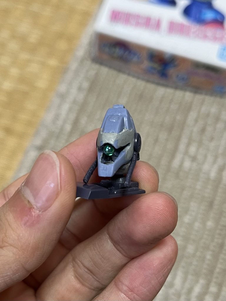 顔部分は中心をルーターで削った他、パテで左右のボリュームを気持ち程度増しています。それ以外ですと首にポリキャップを仕込んだ他、キットのままだと若干角度がおかしかった為、少しだけ調整しています。また、ボールデンアームに付属するジョイント(小)を使用してモノアイをでっち上げております。