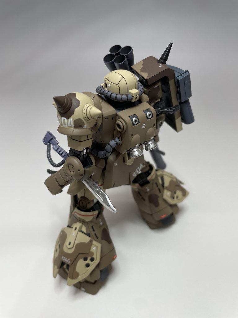 バズーカのマウントラックはランドセル右側に付けましたが、バズーカ側の塗装ハゲが嫌なので、懸架しませんでした。