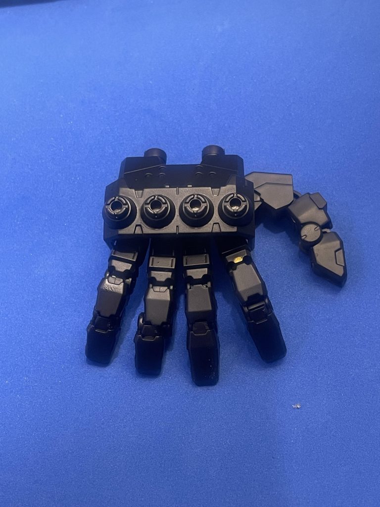 巨腕ガンガー。以前使用したプラモを塗り替えただけです。実写のガンガーは右手でグレーですが、黒いサーフェーサーを拭いてもうこれでいいやとなりました。(笑)実はこれ以外に3体同時制作しておりますが、次回に続きます。最後までご覧いただきありがとうございました。皆さん良い年越しを。