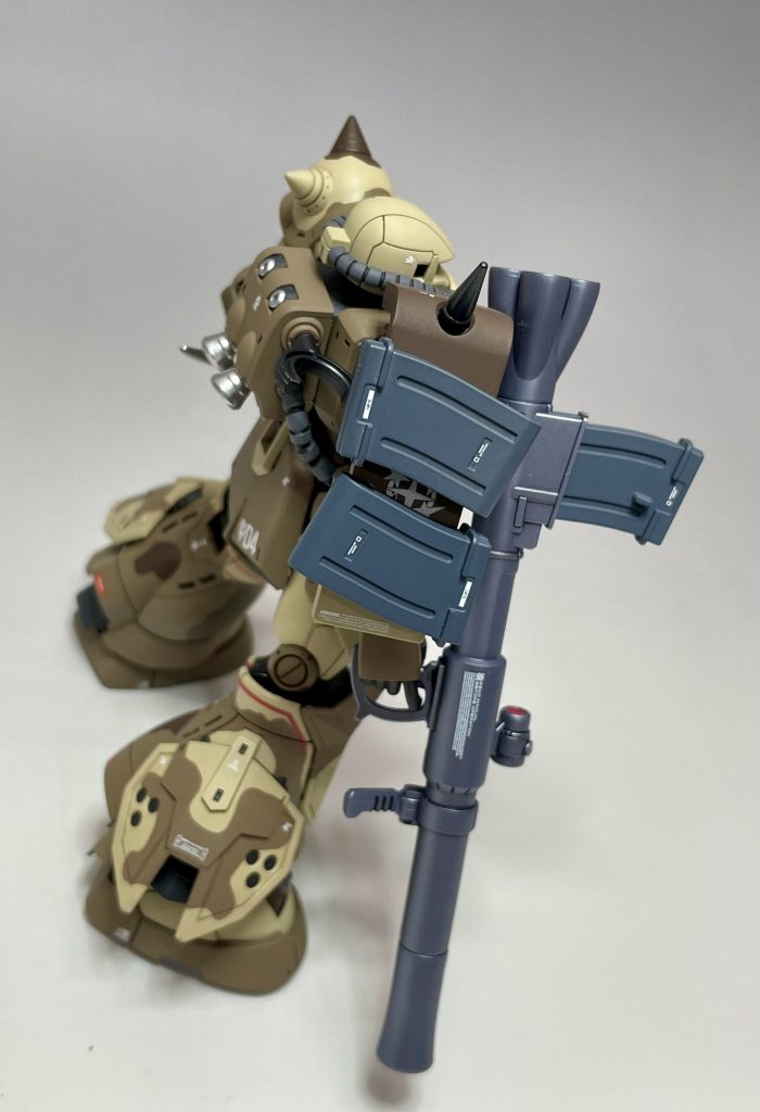 予備の弾倉は、マグネットでシールドに付けられるように加工しました。