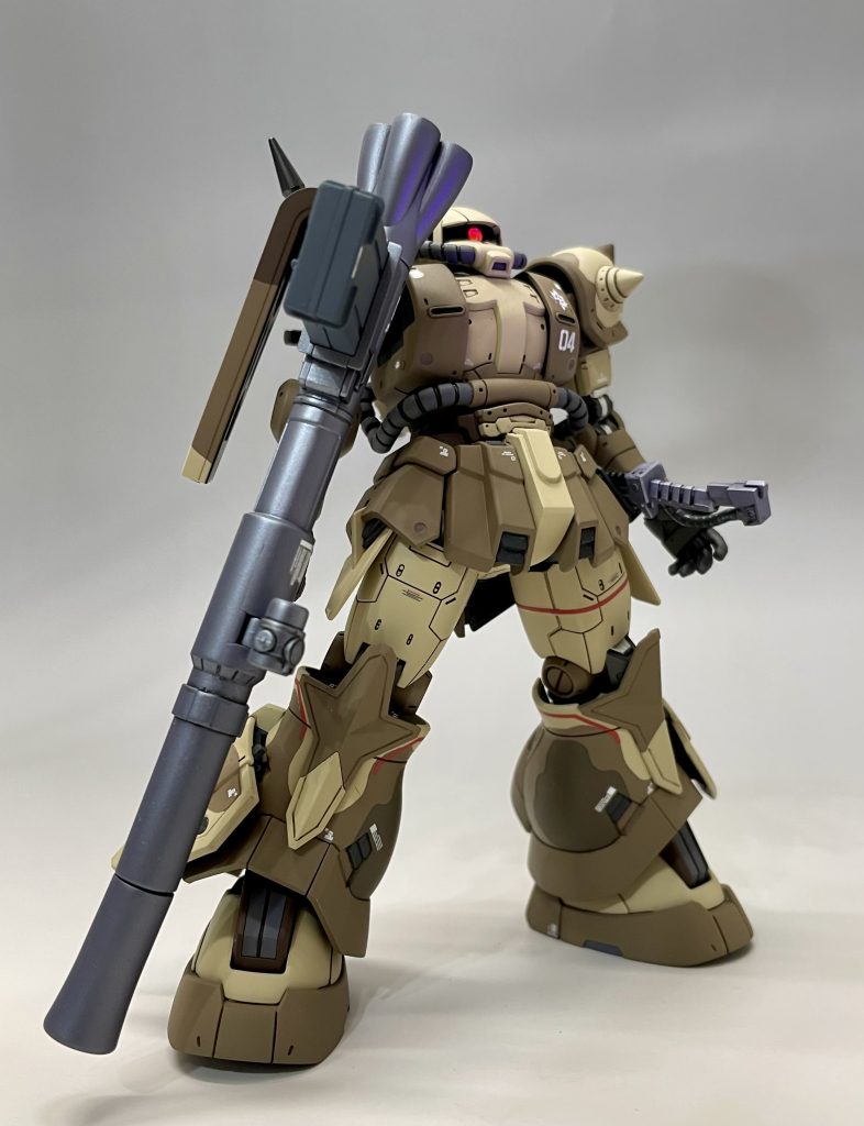 やはり膝の伸縮ギミックのおかげで脚長効果があります。