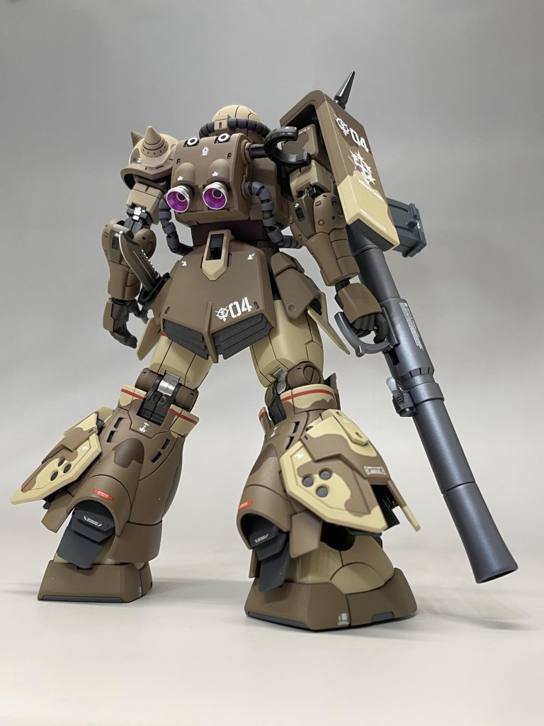 他の機体と同じく、セルマのパーソナルカラーであるパープルでブースターの内側を塗り分けました。蛍光パープルは混色であり、蛍光ブルーが弱かったので、あまりブラックライトで発色しませんでした。シールドやお尻のカバーにある穴は埋めました。