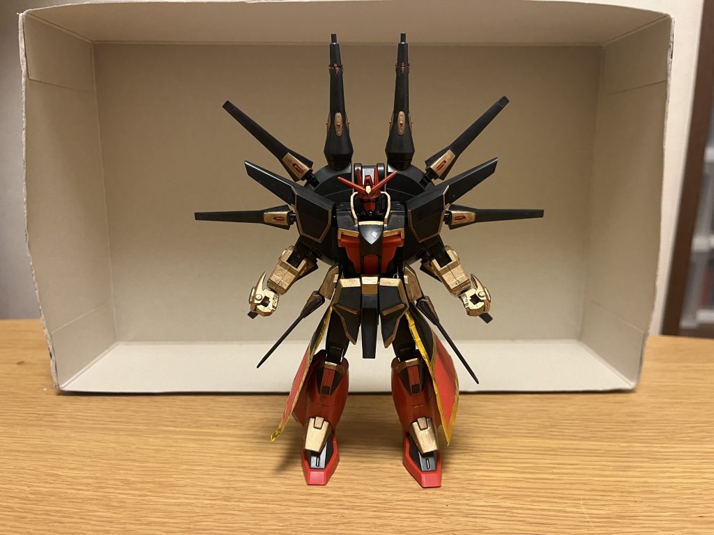 機体名:レジェンドガンダムオメガジリオン全高:24.94m重量:109.99t略称は、レジェンドΩ-Z。黒・赤・金が主体のカラーリング、両腰部の専用ローブ、背部に左右に1つずつ接続された巨大な半円状の武装プラットフォームが特徴。コックピットは胸部にある。開発元は、マイウス・ミリタリー・インダストリー社の(一応の)ライバル企業「コンピート・フォー・ハピネス社(CFH社)」であり、本拠地はプラント内のマイウス市に所在する。ちなみに名前のコンピート・フォー・ハピネス(英語:compete for happiness)の意味は「幸せを奪い合え」である。このCFH社は、社長が親プラントである大洋州連合との強いコネを持っている関係上、プラント国内でも「恐ろしくブラックな企業の社長」として有名ながら、ザフトどころか最高評議会ですら逆らえないほどの発言力を持っている(下手にCFH社を怒らせれば、大洋州連合の支援を打ち切られるため)。社長のワンマン経営による強い影響力もあって、マイウス・ミリタリー・インダストリー社の最新技術だけでなく、ザフト内でも極秘とされる機密情報ですら、最高評議会を通じて「半ば脅迫」に近い形で入手し、徐々に企業拡大を続けている。しかし、CFH社の実態、さらに社長の目的に関しては一切不明とされており、最高評議会どころかCFH社内の一般役員ですら明かされず、本機の製造目的も不明(単純に高性能MSの開発もあるだろうが)。