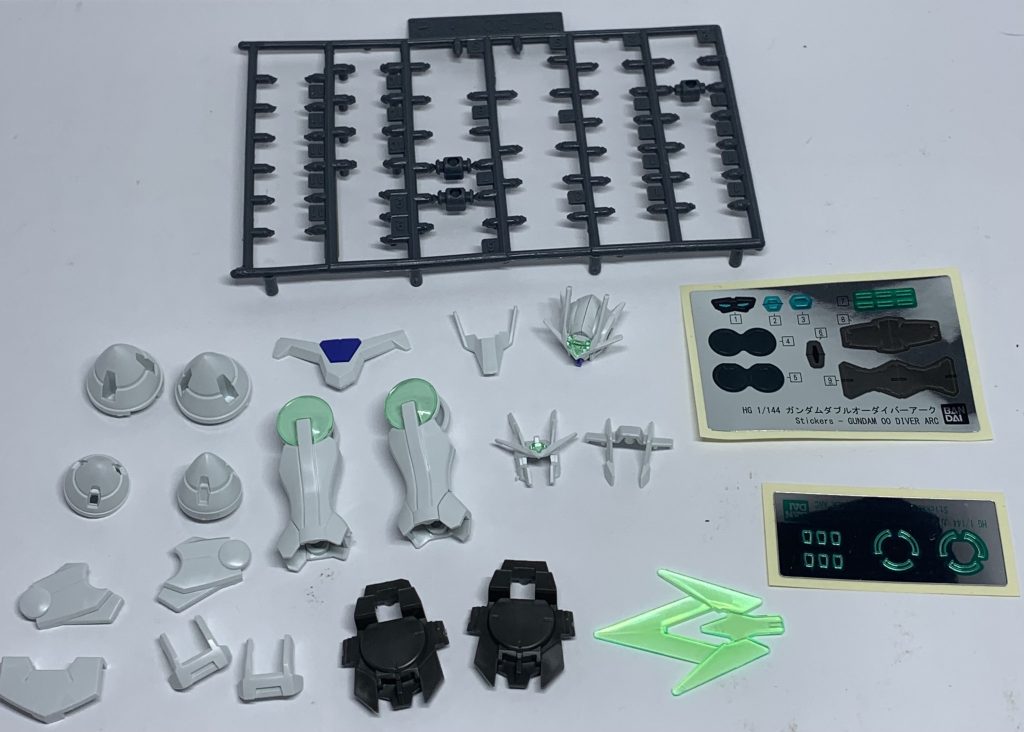 余剰パーツ等、およびシール類。基本的にはHG00 ダブルオーガンダムからとHGBD ガンダムダブルオーダイバーからの余剰パーツになりますね。頭部が新規造形となったためか、HG00 ダブルオーガンダムのフェイスを使用しないことで丸々余ることになってますね。エフェクトパーツは光源次第で鮮やかに輝きますし、ダブルオーガンダムとはいえボリュームは増えているのでかなりかっこいいです。