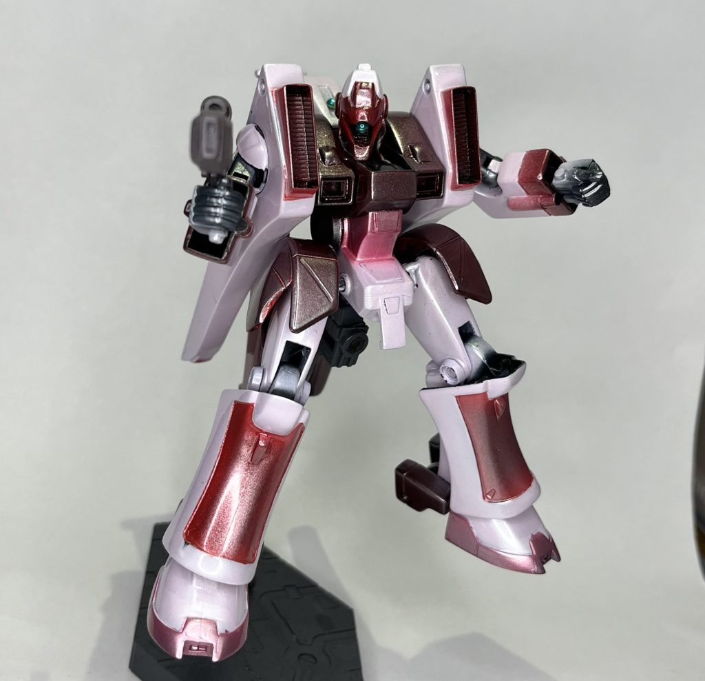 アクションポーズ的な可動域が増えたとて、元のデザイン的にあまり動かせません…(笑)腕にロール軸を仕込んだらもう少し表情付けが出来たかもしれませんが、今回は設定に無いアレンジは極力増やさない方針でやっていた為、そのような改造は行っておりません!