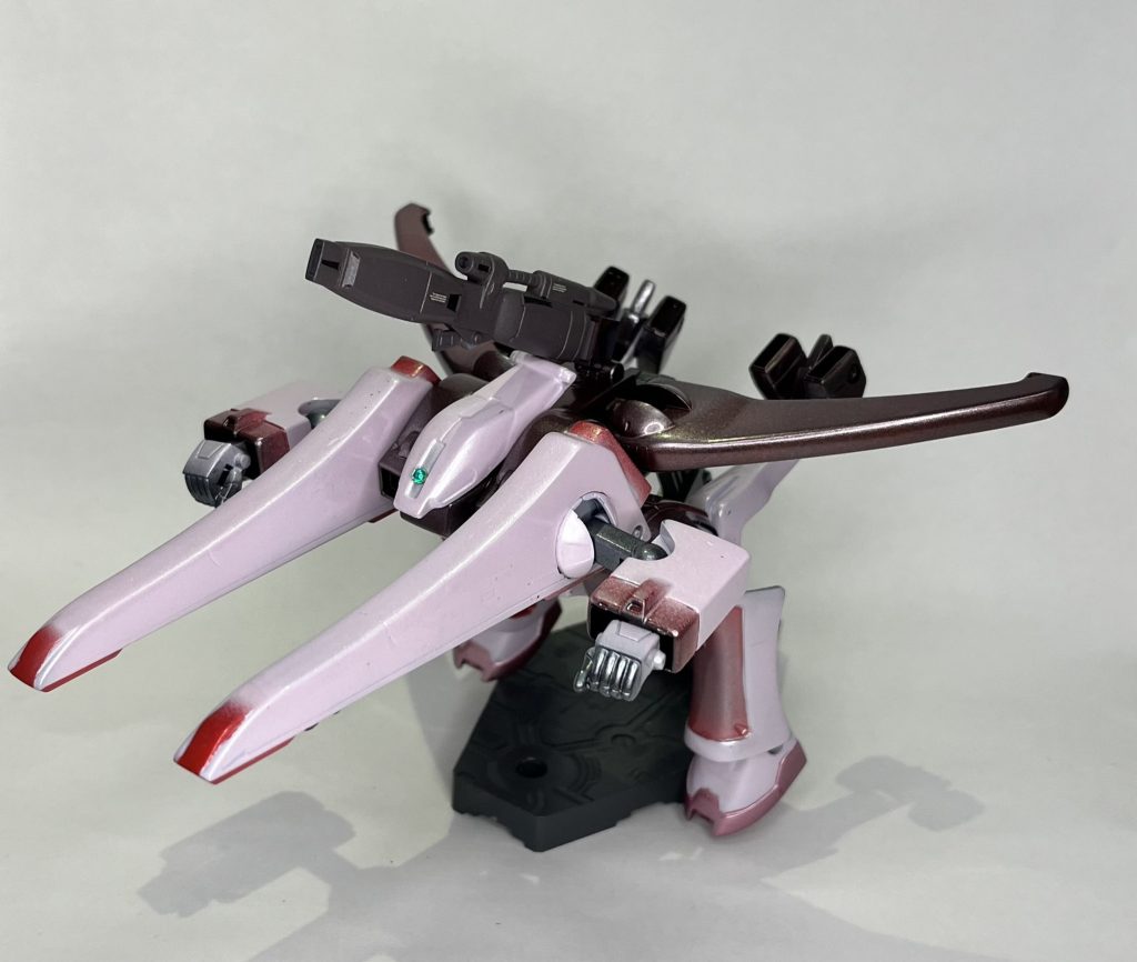 そして、可変機ということで、変形も可能です!この変形時の姿は出来が良く、顔を取り外せばあとは完全変形することが出来ます!こちらの姿オンリーで飾る場合はストレート組みでも平気かもしれませんね〜