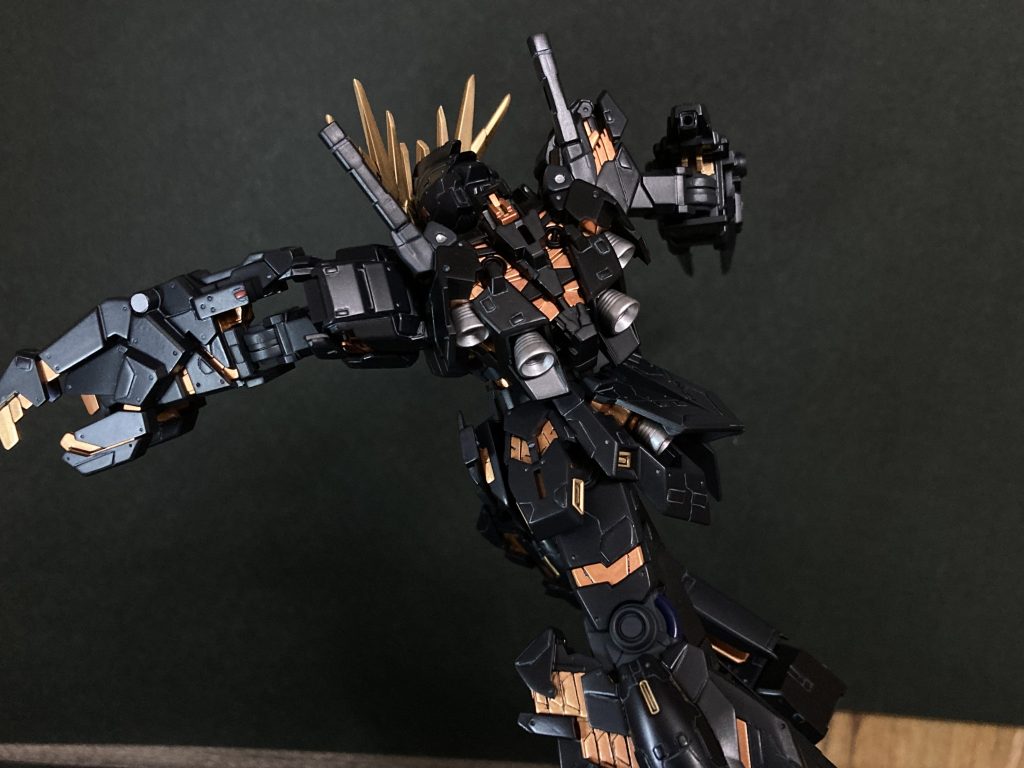 後ろ姿カッコいいですよねスラスターが多いのは高機動って感じがして男心を掴まれます