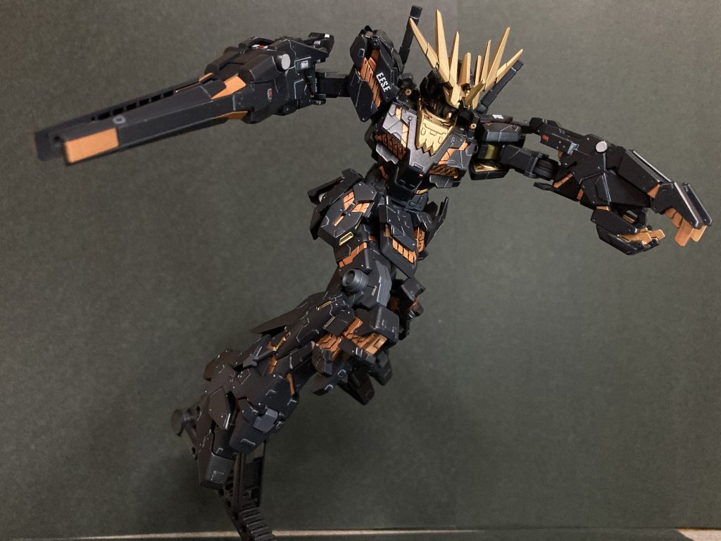 サイコフレームの塗装ですがバトオペのバンシィで見る角度で金色、オレンジ、濃いオレンジ?に変化してたんですよねあれ見た時塗装でチャレンジしようと思いやってみましたなるべく薄く吹いて調整したのですが難しいです