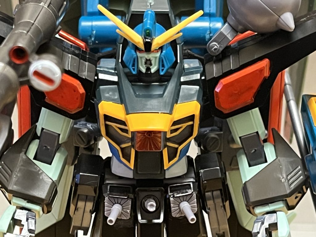 性能オリジナルのDG細胞を本機に投与する事で、各性能を大幅に強化している。動力源アンリミテッドエンジン1基と核エンジン2基を搭載し、無制限かつ豊富なエネルギーを獲得している。アンリミテッドエンジン×1基永久機関であり、無制限の稼働時間だけでなく、以下のVTP装甲の常時展開に必要なエネルギー供給に用いられている。核エンジン×2基搭載されたニュートロンジャマーキャンセラーによって、核エンジンは動作保証がされており、その豊富なエネルギーは武装へのエネルギー供給に用いられ、各種武装の高出力化に成功している。機動力・スピードデストロイガンダムほどではないが大型化している為、レイダーガンダムのMA形態への変形機構はオミットされているが、それでも運動性は高く、小回りも効く。本体だけでも高い機動力を誇り、大気圏内での単独飛行が可能。さらに大型武装プラットフォームの強大な推進力によって、機動力も底上げされ、最高速度のストライクフリーダムガンダムやデスティニーガンダムにも追随するほどのスピードを獲得している。防御力・耐久性デストロイガンダムと同様のVTP装甲(ヴァリアブルトランスフェイズ装甲)が常時展開されているだけでなく、本機ではエネルギー消費量も敢えて増大させた結果、後述のゲシュマイディッヒ・パンツァーに頼らずとも、ビームライフル程度の直撃に耐えられる高い防御力を誇る。さらに、新規採用された900番台フレームによって、広い可動域を確保しつつ、フォビドゥン・レイダー・カラミティの戦法を行う際に生じる負荷を考慮した設計で、複雑かつ激化した高機動戦や長期戦にも問題なく対応可能となっている。VTP装甲に頼らない耐圧性能にも優れており、ノンオプションかつVTP装甲非展開時での水中潜航をも可能としており、特殊戦闘も想定された機体でありながらオールラウンダーな側面を併せ持つ。攻撃能力両腕と両脚への高エネルギー収束機器の搭載にも成功しており、強大な出力を生かしたパンチやキックは、通常装甲であれば軽々と粉砕するほど。