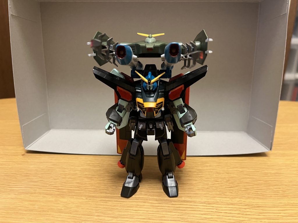 機体名:ディクテイターガンダム形式番号:GAT-X999全高:29.6m重量:97.6tアズラエル財団傘下の国防連合企業体が持てる全ての技術を注ぎ込んで完成した究極の決戦兵器にして、地球連邦軍及び大西洋連邦における最強のMS。展開式バックパック・大型可変翼・2門の砲塔を合体させた大型武装プラットフォームが特徴。パイロットは、ブルーコスモス盟主のムルタ・アズラエル。ディクテイターは、英語で「独裁」を意味する。設計前の経緯本機の設計に当たって、新規設計された900番台フレームが採用された上で、「GAT-X999」という型式番号が与えられ、後期GAT-Xシリーズのワンオフ決戦型MSであるフォビドゥン・レイダー・カラミティのデータを基となっており、「特殊装備による強行突破での敵地への電撃侵攻」「大気圏内の飛行可能な機動力による一撃離脱戦法」「視野の広い後方からの支援砲撃と遠距離攻撃」という、それぞれのコンセプト・戦法を本機単独で行えるように設計されており、大型武装プラットフォームには、フォビドゥン・レイダー・カラミティの意匠だけでなく、それらの長所を全て集約されている。本機への適性パイロットについて本来であれば、このような専用機の性能を引き出すにはパイロットへの負荷も大きく、本機に必要とされる生体CPU「ブーステッドマン」の強化インプラントは従来を遥かに超えるStage7となっていた。しかし、ブルーコスモス盟主のムルタ・アズラエルは、本機の設計前からオリジナルのDG細胞を微量投与し続けており、精神汚染の問題も、アズラエル自身の「コーディネーター抹殺」という凄まじい精神力で解決した結果、コーディネーターやブーステッドマンをも凌駕する戦闘能力と操縦技術を身につけていた。その為、当初からムルタ・アズラエル専用機として設計が進められ、さらにオリジナルのDG細胞やミラージュコロイドなどの新技術を惜しみなく投入した結果、本機はアズラエル以外では操縦不可能な機体として、日の目を浴びる事となる。