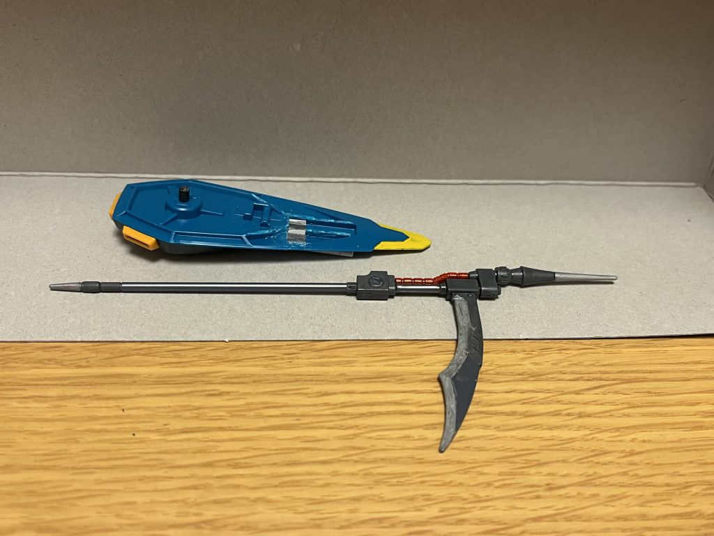 ※カラミティのシールド裏面を削りつつ、裏面にジョイントパーツを改造して接着し、ニーズヘグを取り付けられるようにしました。