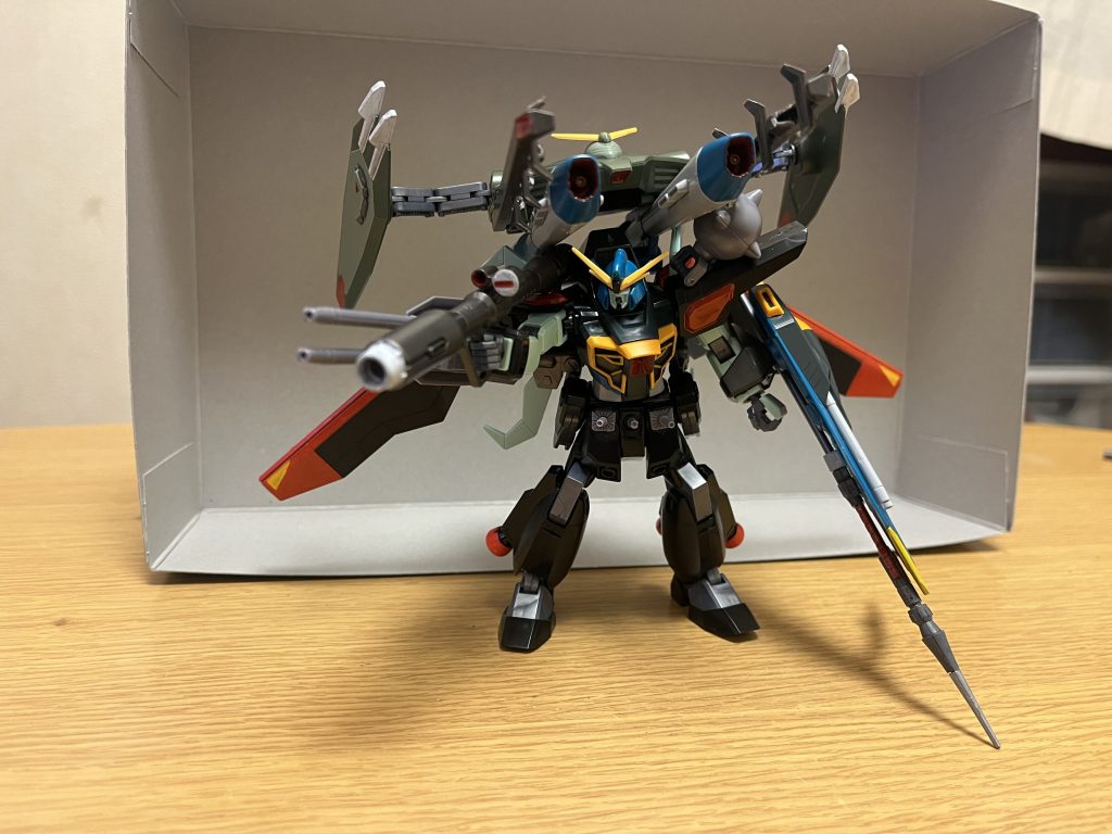 携行武器両腕と両肩にハードポイントが内蔵されており、これらの武器をマウントする事で、装備と戦術の幅を広げている。重刎首鎌「ニーズヘグ」格闘戦用の打突用スピア付き鎌。刀身には、グレイブヤードからもたらされた特殊精錬技術が用いられていると伝えられる。実体装甲はおろかPS装甲への切れ味は鋭く、オーブ海軍の護衛艦の艦橋をも軽々と切り落とす。この武器だけがハードポイントへのマウントが不可能だが、ケーファー・ツヴァイのシールド裏面には格納可能で、この格納状態のまま固定近接装備としても使用可能。破砕球「ミョルニル」モーニングスターに類似したスパイク付金属球の質量兵器。金属球・持ち手・高分子ワイヤーで構成され、球を敵機に投げ放ち、球に内蔵されたスラスターで軌道をコントロールをしつつ高速で叩きつける。高密度に圧縮した反発材で構成された金属球には、ラミネート装甲素材もミキシングされている為、その威力は大幅に強化されており、ビームライフルどころか高出力ビームをも貫通し、通常装甲どころかPS装甲を採用したMSさえも一撃で破壊可能な破壊力を有する。また、金属球を振り回すことにより、対ビームコーティングの施された高分子ワイヤー部分で相手の攻撃を防ぐ事が可能。2連装52mm超高初速防盾砲右腕に装備されたシールドと2連装高初速機関砲を組み合わせた複合武装で、連射性能に優れる中距離用火器。ビームと実弾を切り替えて発砲できる他、グリップが折り畳まれているため、これを展開すればマニピュレーターによる手持ちも可能。マウント状態でも発砲可能。337mmプラズマサボット・バズーカ砲「トーデスブロック」携行式の大型バズーカ砲であり、その名の通り小型の弾頭をプラズマに包む装備である。プラズマに包んだ弾頭を高速射出するもので、着弾地点周辺に大きなダメージと衝撃を与える。マガジンは砲後部に存在し、取り外し可能。マウント状態でも発砲可能。115mm 2連装衝角砲「ケーファー・ツヴァイ」対ビームシールドに射角を変更できるビーム砲を搭載した攻盾システムの一種。シールド自体は、ラミネート装甲素材を参考にした高い耐弾性を有する対ビームシールドに構成を変更しており、剣先状の先端は近距離格闘戦時に衝角の代わりにもなる。シールド裏面には、ニーズヘグの格納箇所を備えている。マウント状態でも発砲可能。