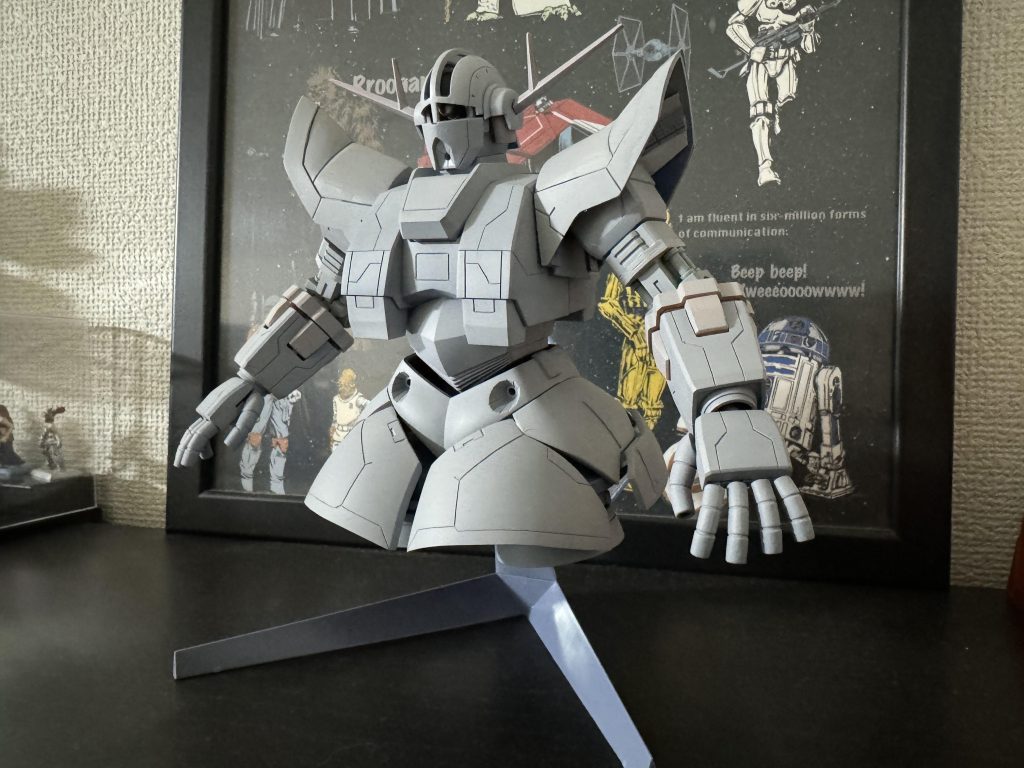 グレーサフを吹いてキズチェック、毎度傷を見逃してしまう。。次回はもっと丁寧に。パーツも少なくてサクッと作れるかと思いきや、パーツが大きくてとても時間がかかりました。丁寧に作っていたはずが、後半はやや雑になったのが反省点です。次は最後まで丁寧に作ろうと思います。