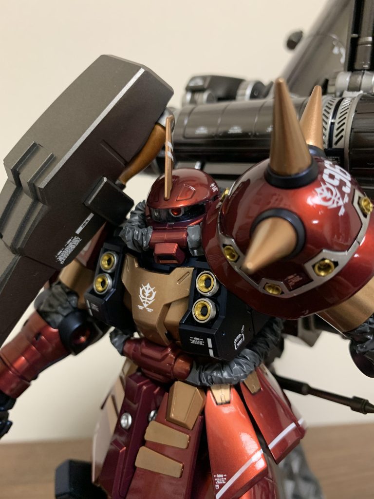 モノアイだけはメタル追加パーツで改造外装はクリアの赤10:青1:白5でなるべく蘇芳色内部フレームはプリズムブルーブラック元のオレンジパーツ:アルカナゴールド白パーツ:スーパーファインシルバー武装:ガンメタルバーニア:ボーペイントのゴールドマイカバックパックとロケットブースター:ボーンペイントのブラッククローム