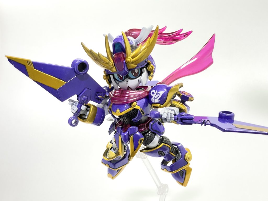 パッケージアート風にポージング!足首アーマーの足の甲に接続するピンを削除すると、つま先が伸ばせるようになり、ポージングの幅が広がります。