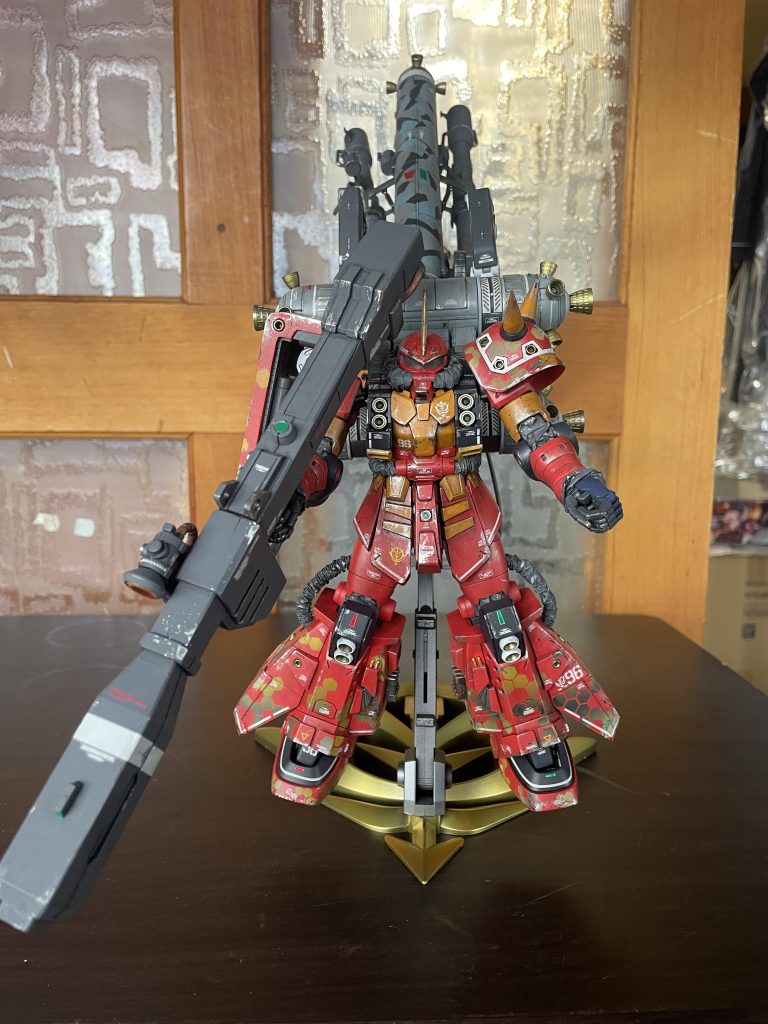 まずは悪人顔に改造。カメラアイには金属メッシュでデプリ対策のカバーを新設。胸部パネルの形状変更とダクトの新設。脚部の装甲追加をしています。ウェザリングにトライしてみましたが、明らかにやりすぎでした💦