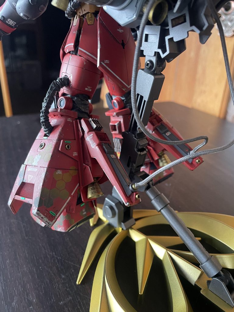 脚部の冷却システムと側面の改造がわかる画像です。奥の内側に新設したダクトとヒートシンクが見えます。外側は装甲追加とメッシュカバー追加です。