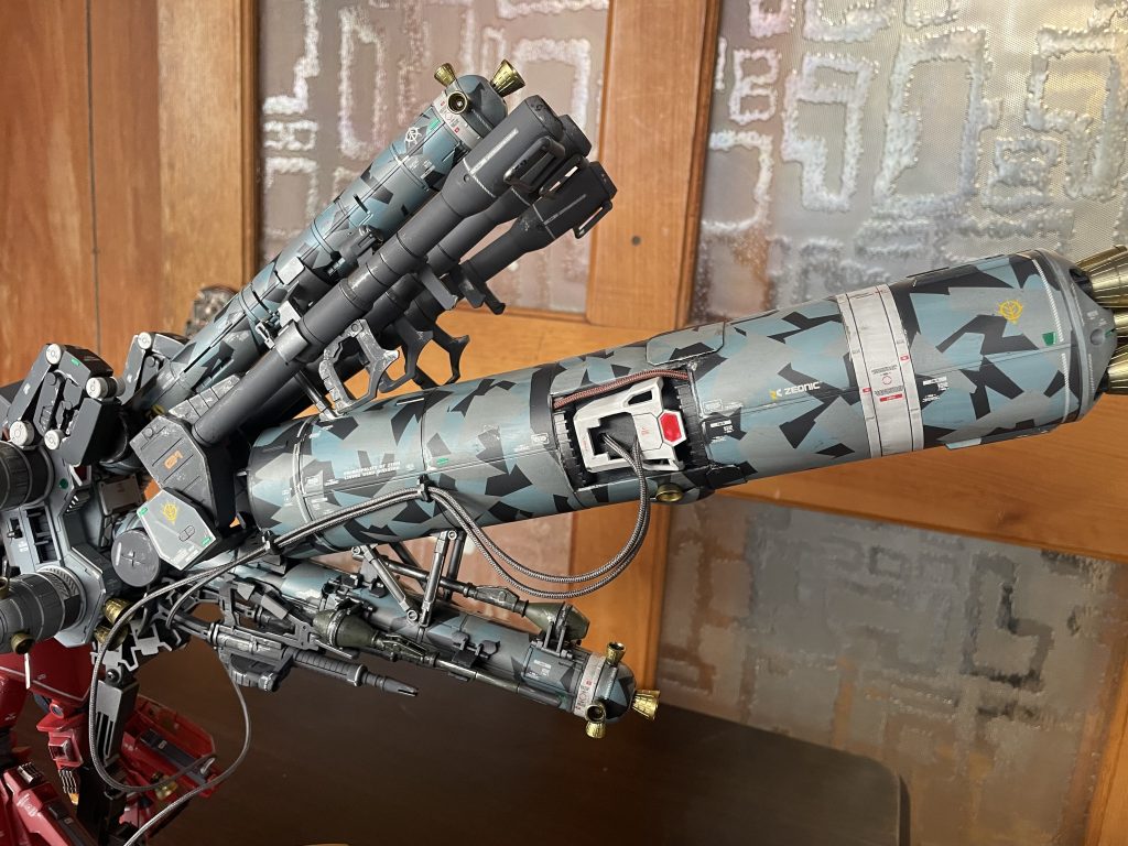 プロペラントタンクの迷彩塗装と脚部への燃料補充パイプです。