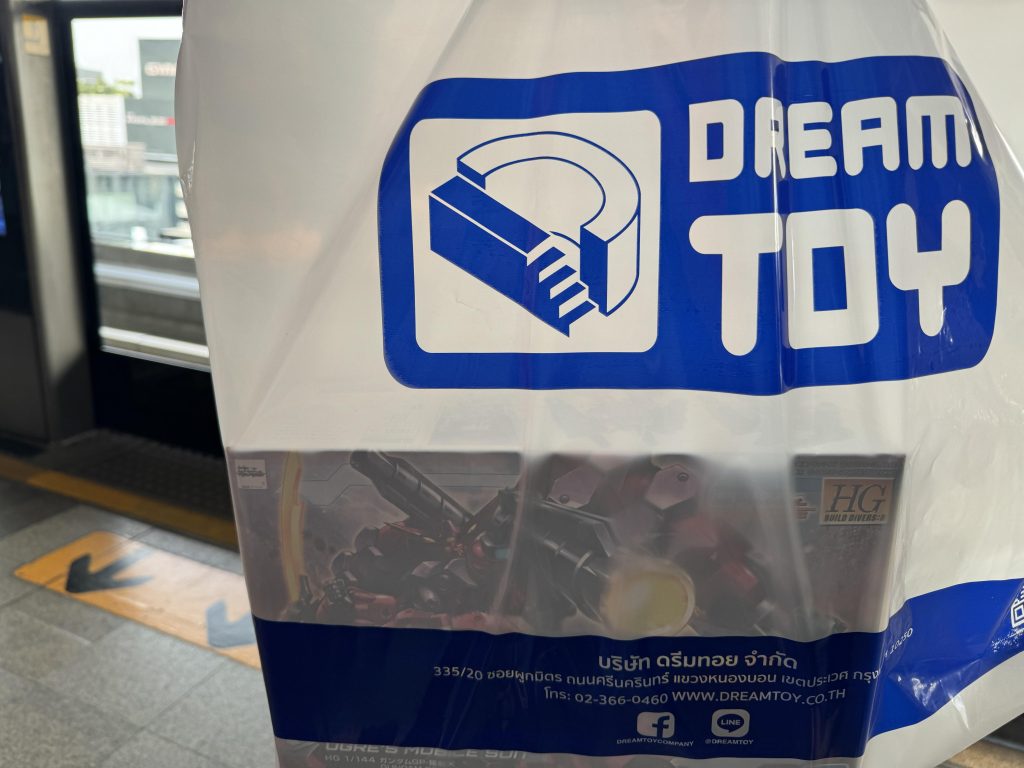 今回のキットはガンダムベースタイで購入したものです。日本円だと定価の倍近く。しかしこれはレジャー&文化交流(?)なので気にしない。ガンダムベースタイの方々、ありがとうございました!パチモンのパチモンにしちゃったのはごめんなさい。
