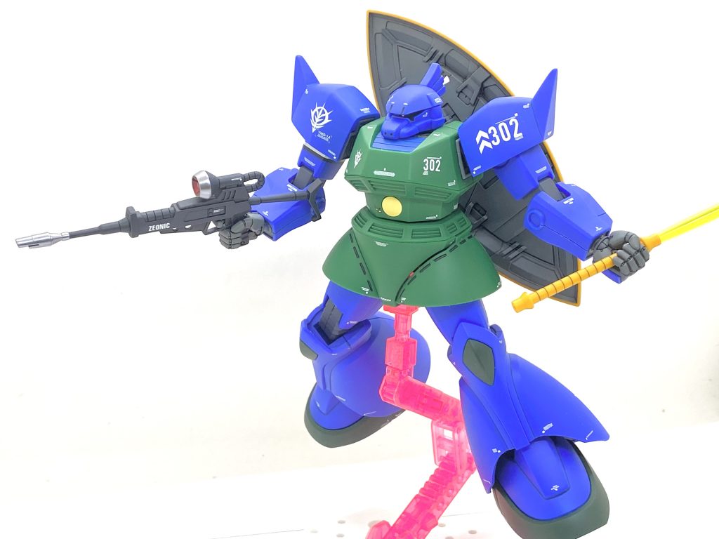 劇中冒頭の活躍のポーズを。ナギナタではなく、サーベル上で戦っていましたから、黄色のサーベルはメタスから流用しました。